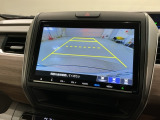 リバースギアに入れるだけで後方の表示へ切り替わります。夜間や雨の日の駐車も楽になりますよ。