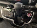 CVT車のセレクトレバーです。低速から高速まで、変速ショックのないスムーズな走りを実現するとともに、エンジン効率のよい領域を維持することで燃費にも貢献します。