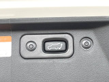 【パワーバックドア】スマートキーや運転席のボタンを押すだけでリアゲートが自動で開閉します!荷物を持っている時や、高い位置にあるバックドアを閉める際に便利な機能です♪