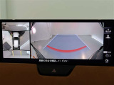 パノラミックビューモニター付きです。車両を上から見たような映像をモニター画面に表示。運転席からの目視では見にくい、車両周辺の状況をリアルタイムでしっかり確認できます。