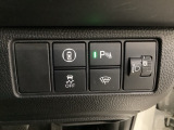 ハンドルの右側にはヘッドライトレベライザーとHondaセンシング用のメインスイッチがついています。ヘッドライトレベライザーは道路状況や積荷の加重に応じてライトの高さを調節できます。
