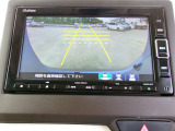 バックカメラの画像です。ガイドラインがスムースな車庫入れをサポートいたします。車庫入れの安心感がアップしますね。
