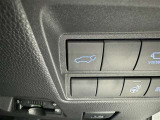 電動式バックドアです。 荷物を持ったままでもボタン一つで自動的に開け閉めできるので便利ですよ。 挟み込み防止機能も付いていますのでお子様の手や荷物を挟み込むのを防いでくれますよ。