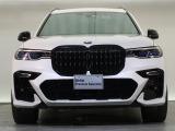 【キドニーグリル】BMWの代名詞。一目見ただけでBMWであると認識できる確固たるアイコンとして存在感を放ちます。