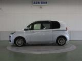 左側スライドドア1枚という車の草分け。トヨタが遊び心と実用性を実現させたオリジナリティ高いサイドビューです