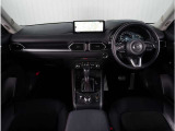 【インパネ周り】視界がよく運転しやすい設計となっております。インパネ周りもすっきりと洗練されたデザインで高級感が溢れています。日々のドライブを飽きさせません。