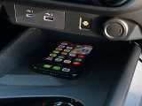 Qi規格に対応したスマートフォンのワイヤレス充電器を装備していますのでUSBコードを接続することなく手軽に充電できます。