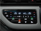 フルオートエアコン搭載。好みの温度に設定するだけで、風向や風量を自動でコントロール!いつでも快適な車内環境に。