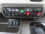 AUTOエアコンでいつでも快適な温度に!さらに運転席と助手席にはシートヒーターも付いています。