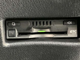 ETC車載器搭載しております。高速道路も料金支払いレーンに並ばず通過でき、とても便利です。ETCカードもお車購入時に入会する事ができます。お気軽にお問い合わせ下さい。