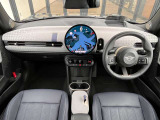 MINIの内装はとにかく『円』に拘ったデザインコンセプトが一目で伝わってきます。これほど円形に拘った車は他に御座いません。伝統のデザイン、トグルスイッチなど遊び心のある内装で御座います。
