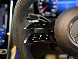 Mercedes-Benzのステアリング左側スイッチでナビ操作。視線移動を抑え安全運転をサポート。