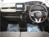 運転にかかわる様々な操作を安全に行えるように視点移動が少なく、操作性に配慮されたスイッチ類が凝縮されたコクピットです。