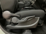 運転席シートリフターを装備しています★細かくドライビングポジションを設定できるので運転し易く、疲れにくいですね♪
