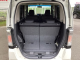 後席を倒さなくても、ゆとりある荷室。