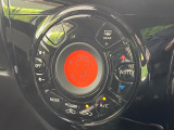 【オートエアコン】一度お好みの温度に設定すれば、車内の温度を検知し風量や温度を自動で調整。暑い&hellip;寒い&hellip;と何度もスイッチ操作をする必要はありません。快適な車内空間には必須の機能ですね♪