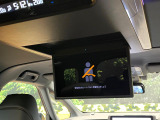 【13.2型有機ELフリップダウン】三列目からでも迫力のエンタメが観れる大画面フリップダウン。有機ELのモニターでは、一般的なフリップダウンよりも高コントラストでキレイな映像を楽しめます。