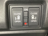 リアドアは乗り降りに便利な両側電動スライドドアです。また運転席に座っていながらスイッチ操作で自在にスライドドアを開け閉めできます。