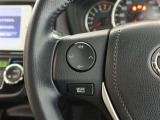 ステアリングスイッチ付き。前方から目を離すことなく操作することが可能です。