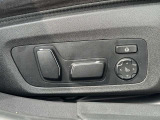 運転席メモリー付きフロント電動シート装備。