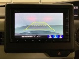 バックでの車庫入れも安心です! リアカメラが付いているバックモニター付のナビを装備しております。操作線もついており距離感も画面から確認できます。