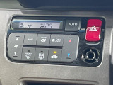 【オートエアコン】一度お好みの温度に設定すれば、車内の温度を検知し風量や温度を自動で調整。暑い&hellip;寒い&hellip;と何度もスイッチ操作をする必要はありません。快適な車内空間には必須の機能ですね♪