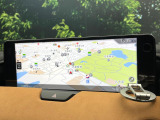 【12.3インチマツダコネクト】車内の雰囲気にマッチした大型ディスプレイ。スマホ接続でのナビ使用やBluetooth再生等、様々な機能が楽しめます。直感的なダイヤル操作が可能で、使い勝手も良好です。