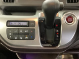 自然に手が届き、操作性の良いインパネシフトに、パーキングブレーキは、フットブレーキタイプなので、運転席と助手席の間はすっきりしています。