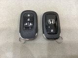 スマートキー付きですからドアロックの開閉およびエンジンスタートが楽々です。電動スライドドアの開け閉めもボタンで操作できます。スペアキーも同じものを用意しております。