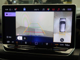 ギアをリバースに入れると車両後方の映像を映し出します。画面にはガイドラインが表示され、車庫入れや縦列駐車などの際に安全確認をサポートします。