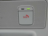 急病時や危険を感じた時、SOSコールスイッチを押すと専門のオペレータに繋がって、警察や消防への連携をサポートしてくれます。また、万が一の事故発生時には、エアバッグ展開と連動して自動通報します。