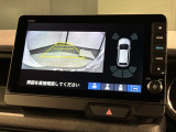 リバースギアに入れるだけで後方の表示へ切り替わります。夜間や雨の日の駐車も楽になりますよ。