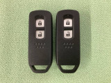 スマートキーを装備しています。鍵を差し込むことなくドアロックの開け閉めと、スタートボタン操作でのエンジンスタートができます。スペアキーも同じものを用意しております。