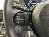ステアリングにオーディオ操作スイッチが付いています。オーディオ画面に直接タッチしなくても操作が出来ますので、運転に集中できます。