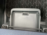 助手席下部にサンダル等小物が入るシートアンダートレー収納BOXが有ります。