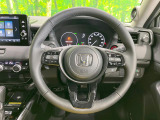 インテリアに合わせたデザインのステアリングは、運転される方のことも考え、運転しやすい形状、大きさです。是非一度、実際に触ってお確かめください。