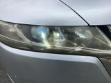 明るく白い光のLEDヘッドライトにより、夜間でも遠くまで見通しやすく、安全性が高まります。