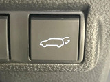 【パワーバックドア】スマートキーや運転席のボタンを押すだけでリアゲートが自動で開閉します!荷物を持っている時や、高い位置にあるバックドアを閉める際に便利な機能です♪