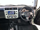 運転席周りのレイアウトをご覧ください。ナビゲーションが綺麗に装着されすっきり収まってますね!