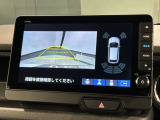 リバースギアに入れるだけで後方の表示へ切り替わります。夜間や雨の日の駐車も楽になりますよ。