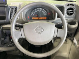インテリアに合わせたデザインのステアリングは、運転される方のことも考え、運転しやすい形状、大きさです。是非一度、実際に触ってお確かめください。