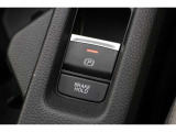 電子制御パーキングブレーキ。ブレーキホールドをONにすれば、ブレーキペダルから足を離しても、停車状態が続きます。アクセルを踏めばブレーキが自動で解除され、発進が可能。信号待ちの間などに便利な機能です。