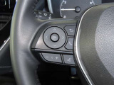 ステアリングスイッチ付きで、運転中に視線を前に向けたまま操作できます。