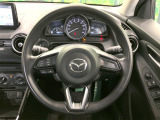 インテリアに合わせたデザインのステアリングは、運転される方のことも考え、運転しやすい形状、大きさです。是非一度、実際に触ってお確かめください。