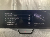 カメラが車線を認識してはみ出しそうになるとステアリングアシストが介入するレーン・キープ・アシストシステムを装備しております。お好みで作動・非作動の設定も可能です。