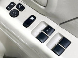 【電動格納ミラー】サイドミラーは電動格納式となっており、狭い駐車場でもキズがつくリスクを抑えられます。