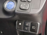 エンジンスタートスイッチ周辺はアクティブハイビームやレーンキープアシストなどのスイッチが装備