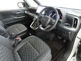 シンプルで使いやすいデザインの運転席です。