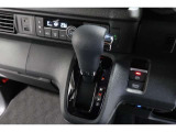 インパネシフトだから視線の移動も少なく足元もスッキリ♪運転席もゆったりしているのでゆとりを持ってドライブできますね!