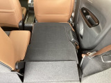 リアシートは簡単に倒すことができるので、ラゲッジルームも広がります。
